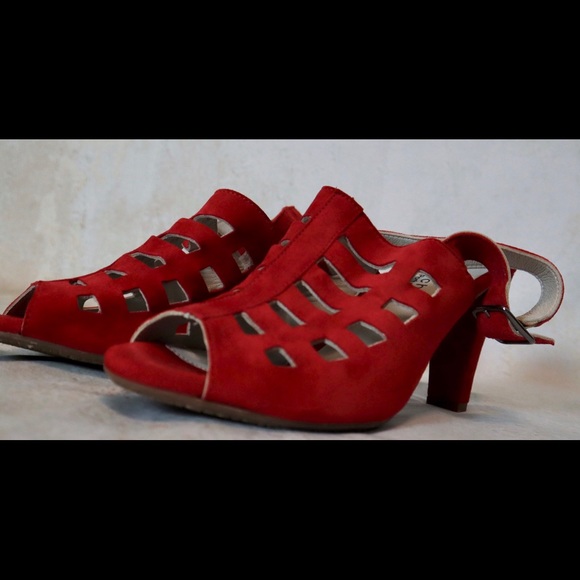 NWOT. Eric Michael. Sandals. Size 40. - Picture 3 of 8